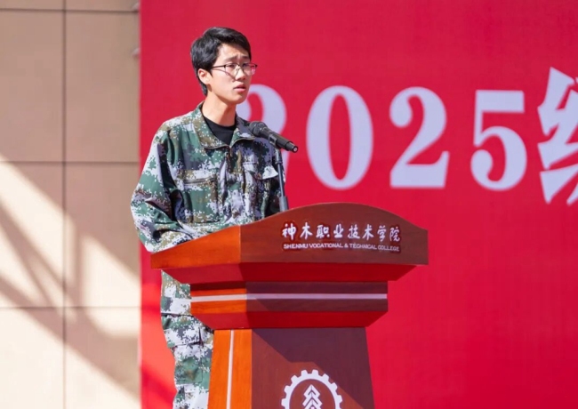 数智工程学院杨清宇同学代表新生发言