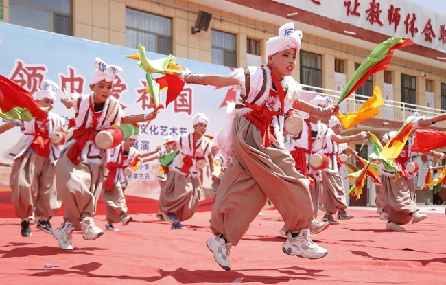 小学生表演 王学凯 摄