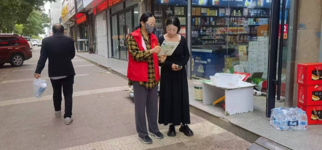 陕西靖边红柳路社区开展“中华慈善日”社区环境美化志愿服务活动