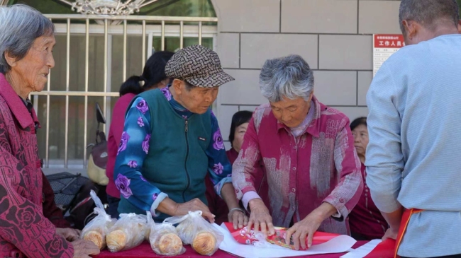 西安欧亚学院驻村干部和领导与老区村民同制月饼共迎国庆中秋佳节