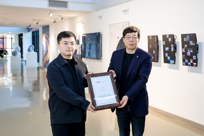 西安欧亚学院李正副校长与石超群经理为“影视动画工作室”共同授牌