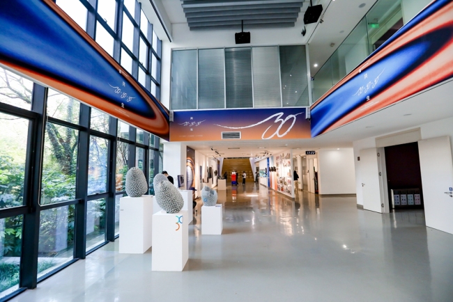西安欧亚学院30周年校庆特别展——艾德艺术设计学院《共生：30×30×30》：三十个故事，三十组师生，三十件作品