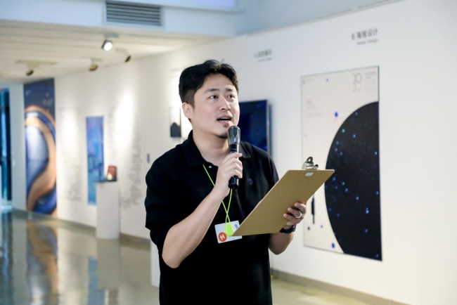 艾德艺术设计学院院长助理贺镭老师主持开幕式
