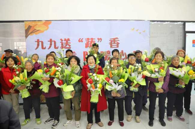 宜园社区开展“九九送‘蔬’香,重阳暖心房”活动情暖辖区老人