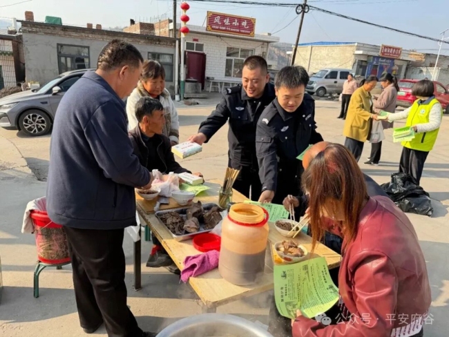 府谷公安“零距离”禁毒宣传护农安