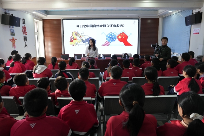 一件冲锋衣，一堂暖心课：志愿者情暖留守儿童