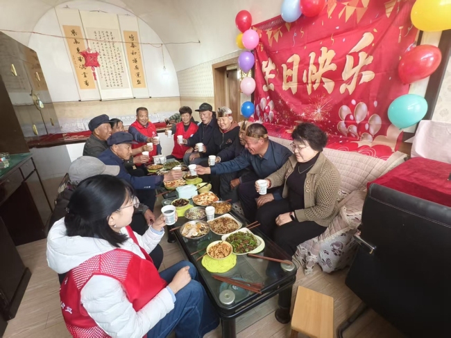 窑洞里的第一块蛋糕甜透留守老人心——“合力暖银龄”立冬送暖佳县山沟