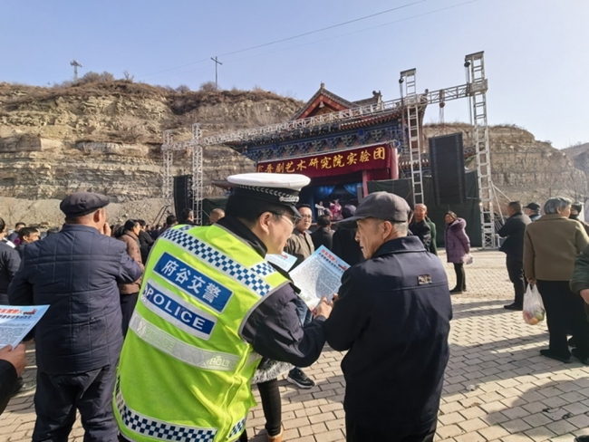 府谷县老高川交警借古会之际开展道路交通安全知识宣传