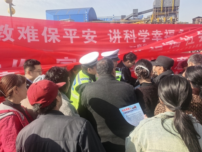 府谷县老高川交警借古会之际开展道路交通安全知识宣传