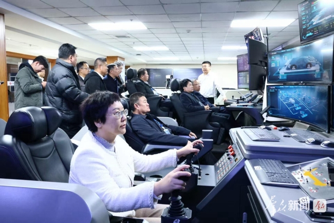 政协委员体验地面“太空舱”。