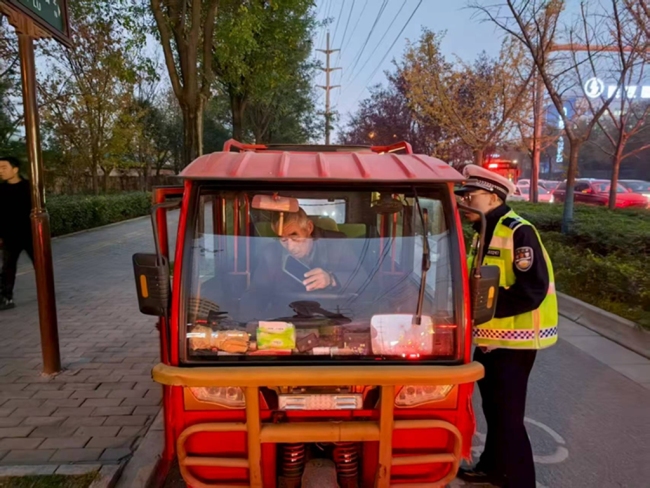 西安经开交管“暖冬护行”，织密交通安全防护网