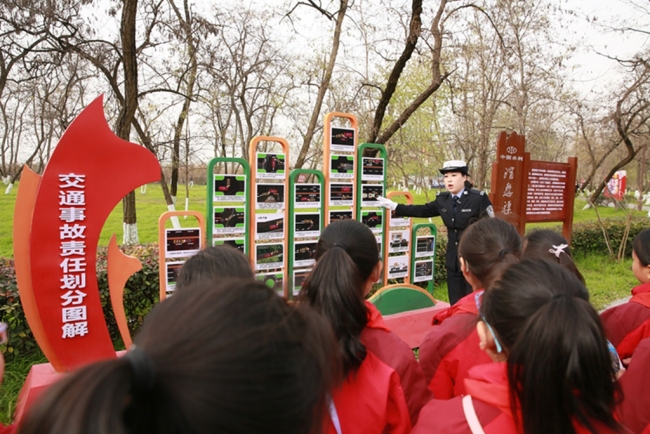 宝鸡眉县两级交警联合开展交通安全主题宣传活动