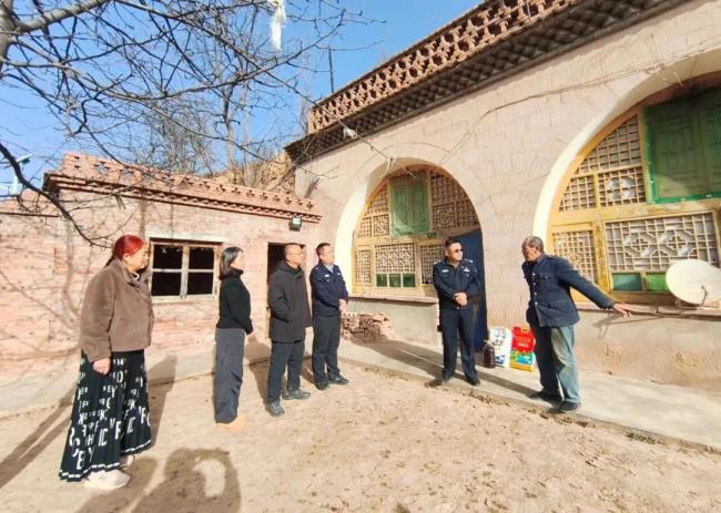 吴堡县公安局党委副书记、政委张帆走访慰问驻村第一书记和工作队员