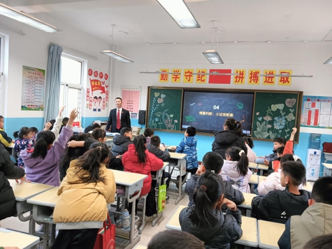 与法“童”行 护航成长 府谷法院“法治课”走进第四小学