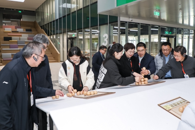 专家组走访教学设施,参观学生作品