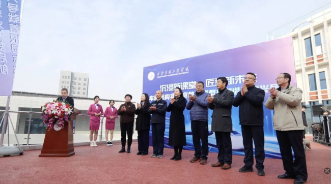 西安交通工程学院车辆结构实训室模型车“和谐号”“复兴号”落成启用