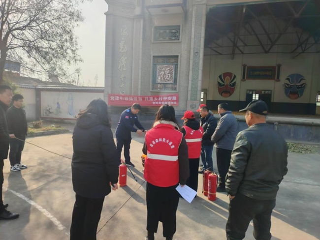 党建引领强担当 共建乡村平安路——眉县常兴镇北渭村驻村工作队开展慰问座谈及消防培训活动