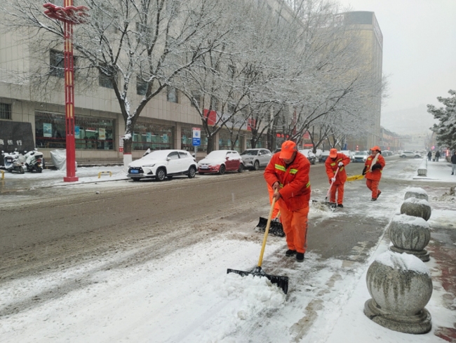 陕西神木：浴“雪”奋战保畅通 环卫工人清雪忙