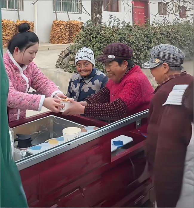 扶风“00后”夫妻的关爱助餐路 基层养老“毛细血管”的生动补充