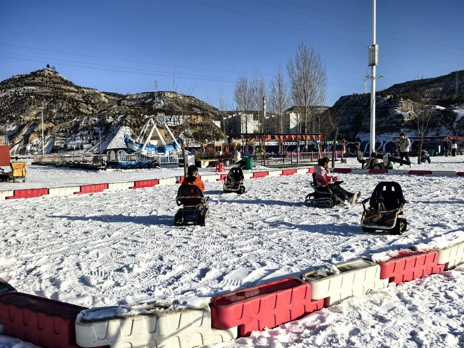 冰雪逐趣暖意浓 神木市滑雪场掀起冬日运动热潮