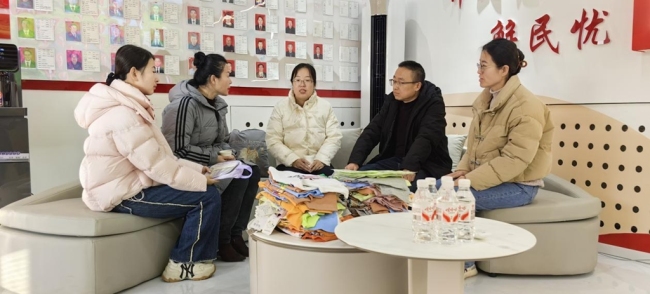 党代表与爱心人士、社区工作人员商讨物资分配方案