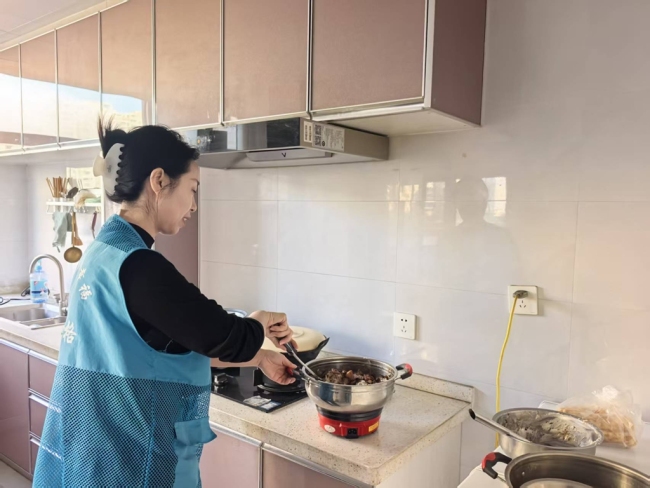 陕西神木市新元社区：网格服务“零距离” 为独居老人炒出“幸福味”