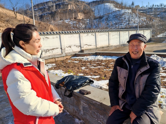 陕西清涧县李家畔村举办全志愿关爱留守老人饺子宴