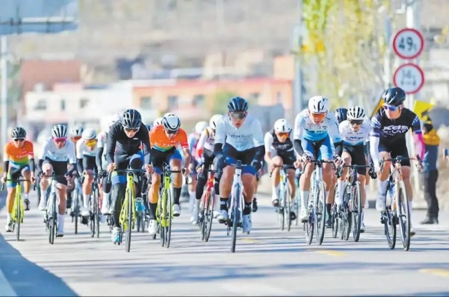 沿黄观光路国际自行车（府谷站）比赛现场（资料照片）。