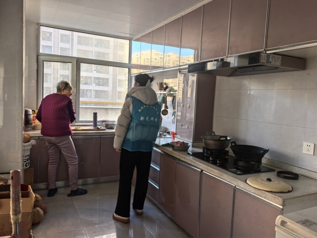 陕西神木市新元社区：网格服务“零距离” 为独居老人炒出“幸福味”