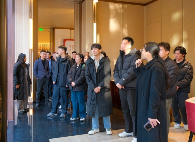 订单班学生听取工作人员讲解项目会所各区域功能