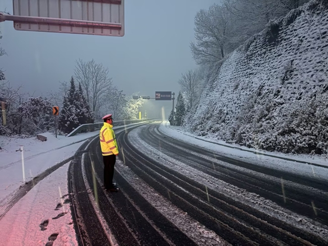 眉县雪纷飞,路上“警色”浓