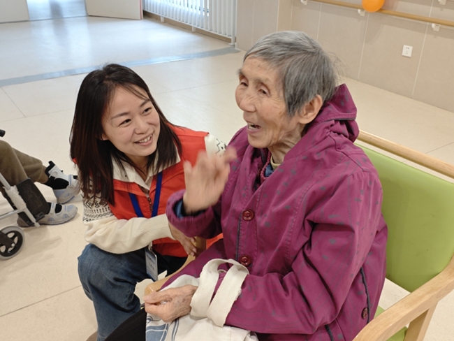 西安经开区元旦温情行动:银龄志愿团队走进养老院送暖意