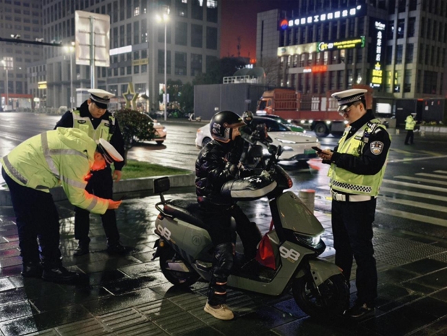 战风雪、保畅通！西安经开区全力守护群众出行“平安路”