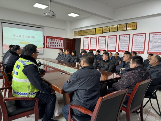 春运首日，安全先行！西安经开交警“警示+体验”双线守护旅客平安返乡路