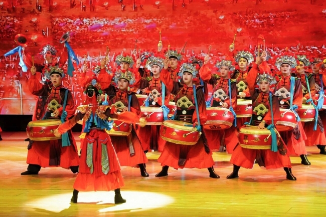 神木市职业技术教育中心“忠勇杨家鼓”学生表演队亮相香港理工大学、维多利亚港畔