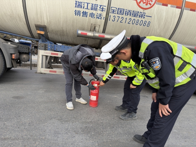 靖边交警全警出动护航春运