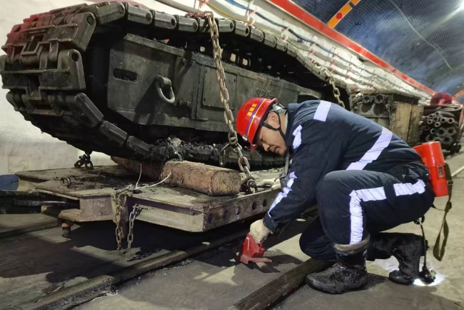 深耕运输一线 实干诠释担当——记陕煤集团2025年度先进个人陈家山煤矿运输区区长张军