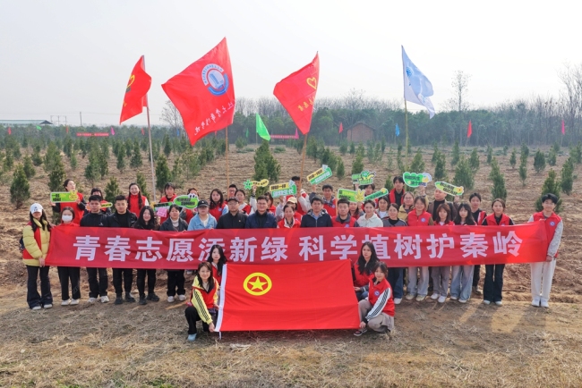 西安建筑科技大学华清学院师生赴渭河林场开展植树节实践育人活动