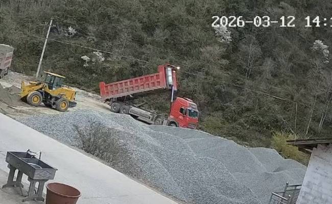 汉中镇巴一货车司机在砂石场升降车厢时触电身亡