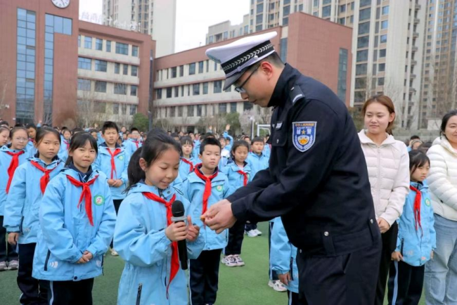 西安经开交警进校园 守护学子平安出行