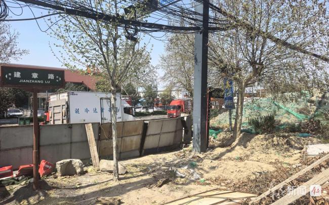 建章路占道土堆成“拦路虎” 商户被“封门”居民喊“添堵”