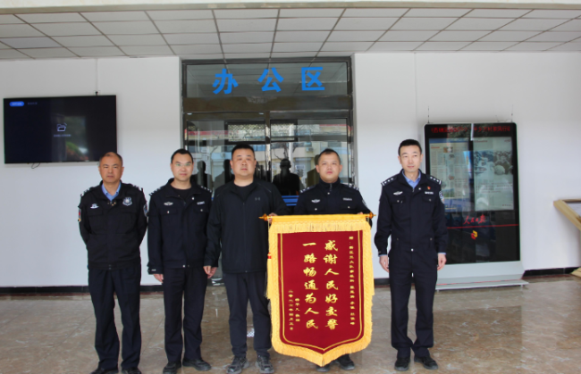 铜川交警：紧急护送患儿就医 群众赠送锦旗感谢