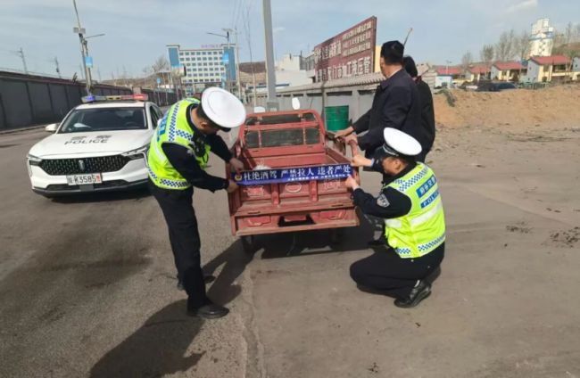 陕西府谷县大昌汗交管中队开展“亮尾行动”守护群众夜间出行安全