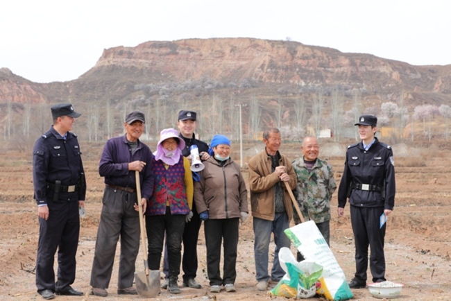 陕西府谷县公安局：田间警务护春耕 藏蓝守护助农忙