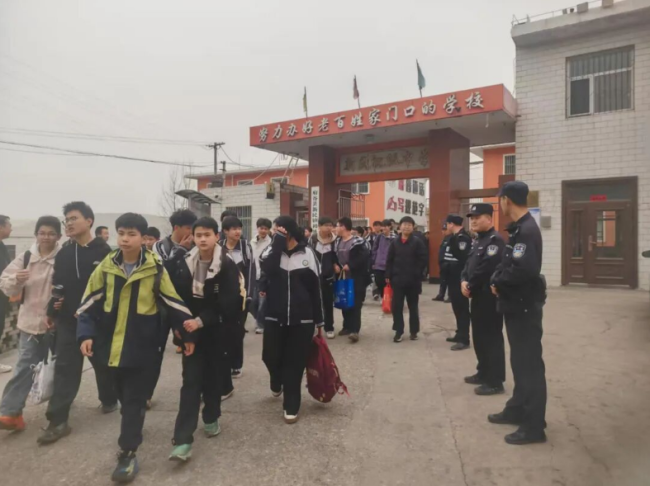 陕西府谷县新民派出所：筑牢校园安全防线 守护学生平安成长