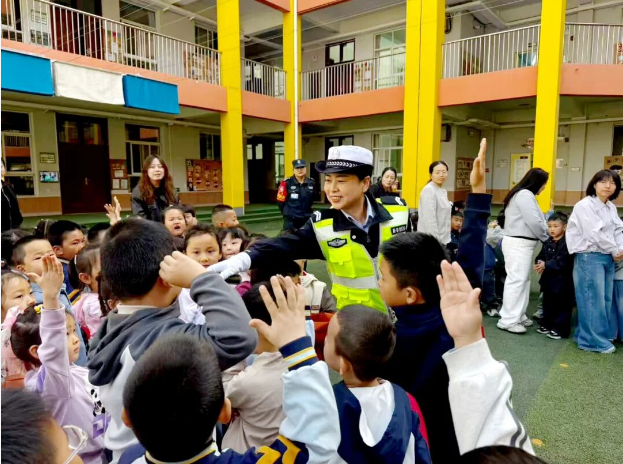 陕西府谷县交管大队:聚焦农村交通安全 严整治强宣教护平安