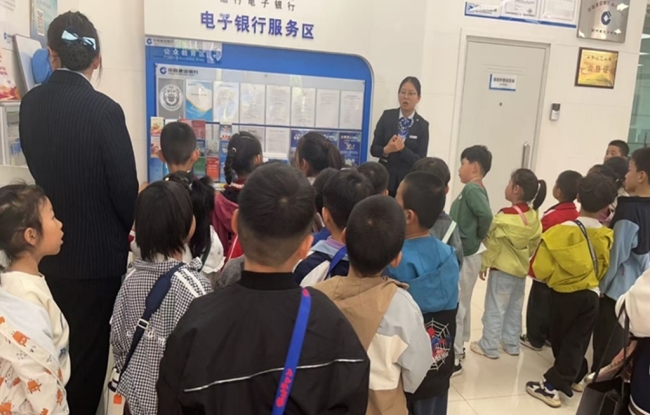 萌娃探秘银行 童心启蒙财商——建行宝鸡眉县支行开展“小小银行家”实践体验活动