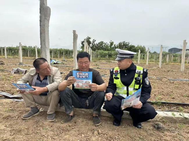 警民共耕“平安田”，眉县交警深入田间地头话安全