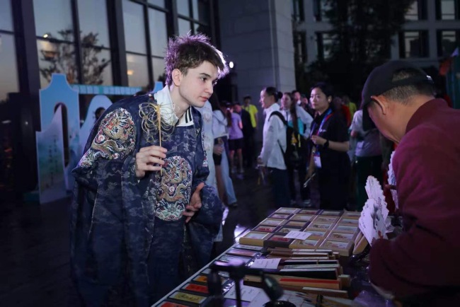 非遗展示让选手沉浸式感受中国传统文化魅力 花游世界杯刻上“陕西烙印”
