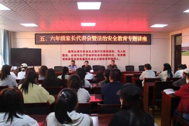 法治副校长进校园：靶向普法防风险 以案释法护成长